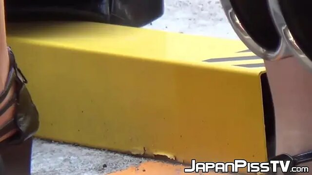 Japanese babe can't resist pissing on the street