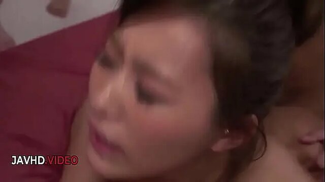 Aoi Mizuno's Japanese milf gets fingered then drenched in hot bukkake