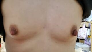 Semen squirts from handjob! [Amateur creampie sex video] Mai, a 40-something housewife with a shaved pussy who loves creampies.